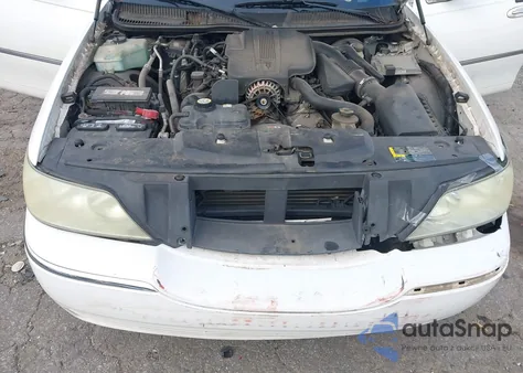 2005 Lincoln Town Car Signature Limited from USA, damaged, VIN 1LNHM82W55Y643908